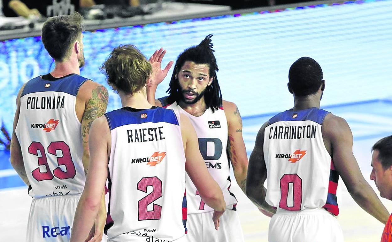 Henry felicita a Raieste y Carrington en un momento de la Euskal Kopa