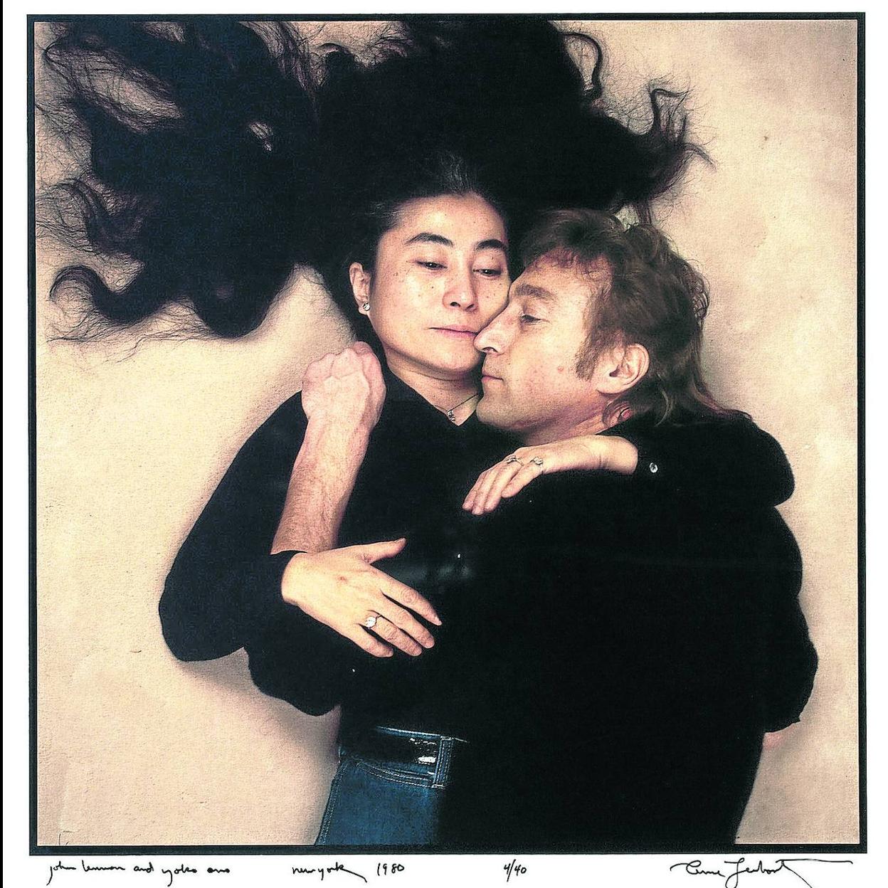 Un día antes. Annie Leibovitz retrató así a la pareja durante la jornada anterior a la muerte de Lennon. 