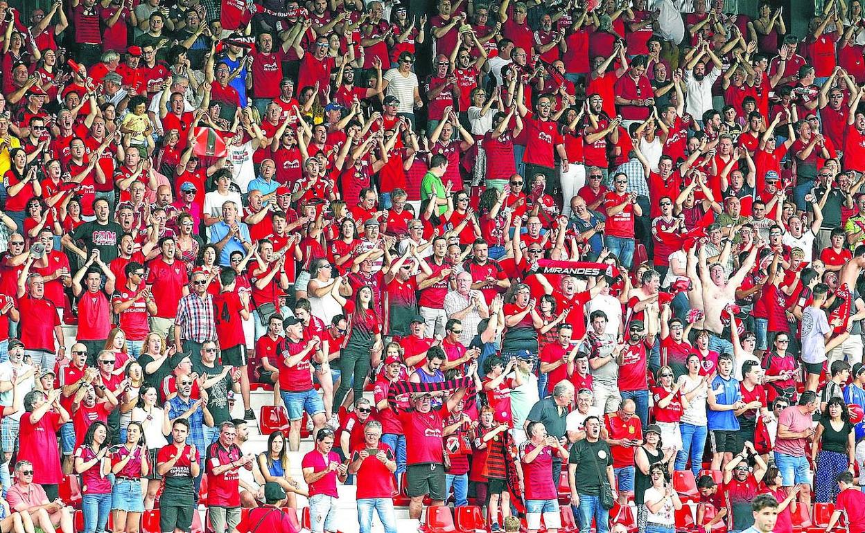 Hace ya nueve meses que la hinchada rojilla no puede arropar a su equipo en Anduva. 