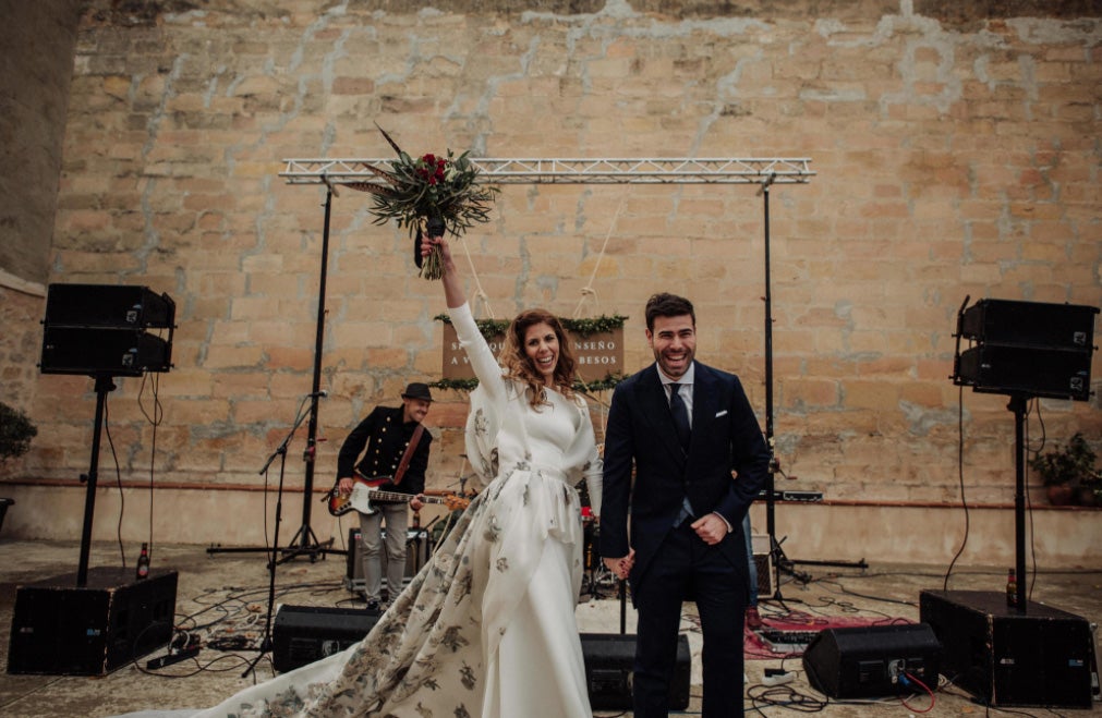 Fotos: De organizar bodas a protagonizar la suya: así es Inés, la novia bilbaína de la capucha de flores