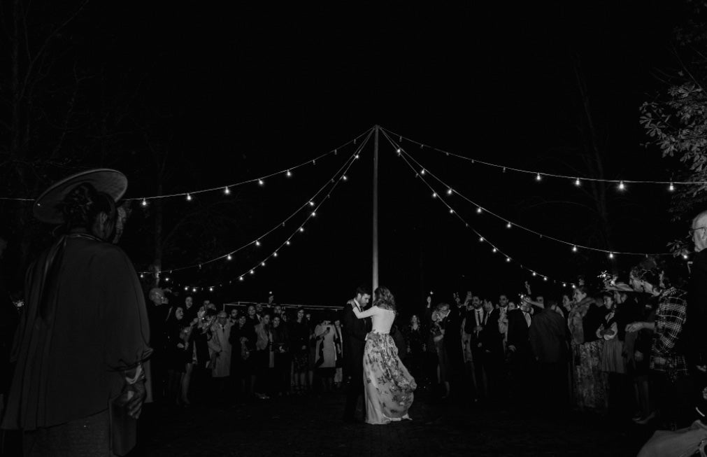 Fotos: De organizar bodas a protagonizar la suya: así es Inés, la novia bilbaína de la capucha de flores