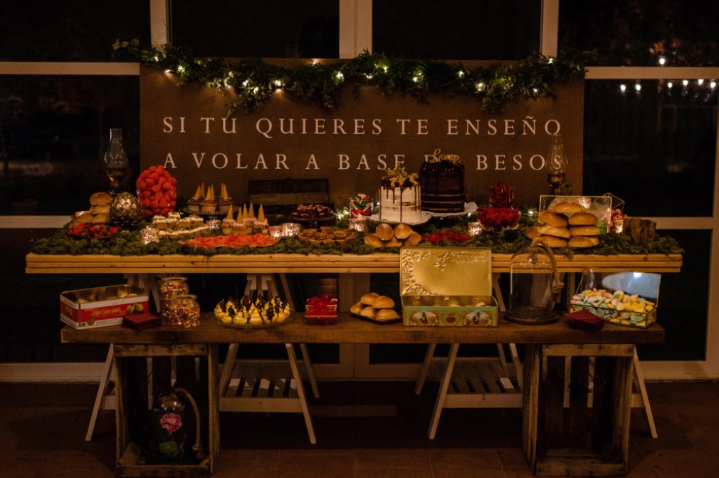 Fotos: De organizar bodas a protagonizar la suya: así es Inés, la novia bilbaína de la capucha de flores