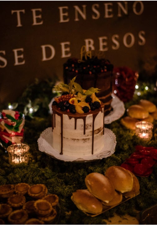 Fotos: De organizar bodas a protagonizar la suya: así es Inés, la novia bilbaína de la capucha de flores