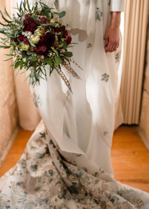 Fotos: De organizar bodas a protagonizar la suya: así es Inés, la novia bilbaína de la capucha de flores