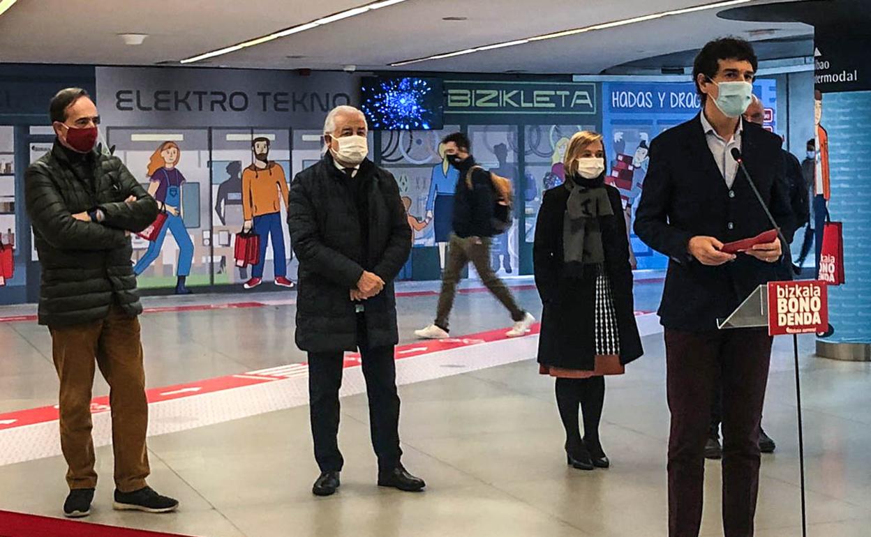 Unai Rementeria, diputado general de Bizkaia, durante la presentación de la campaña en el intercambiador de San Mamés. 
