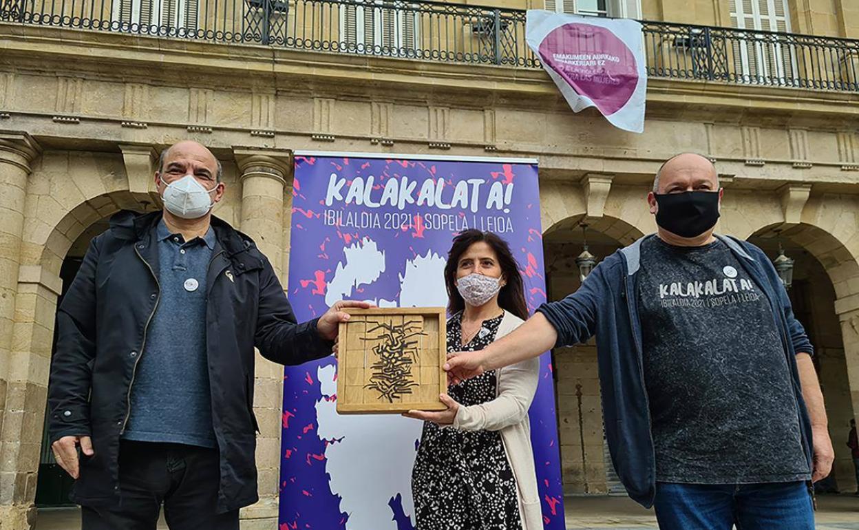 Koldo Tellitu, presidente de Betiko Ikastola; Josune Bañales, presidenta de la Asociación Ibilaldia, y Xabier Ugalde, director de Ander Deuna.
