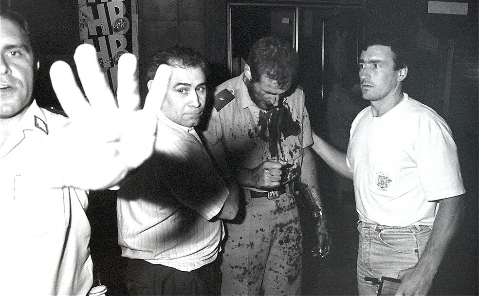 Un agente de la Policía Nacional es atendido tras resultar herido por un atentado de ETA en Bilbao.