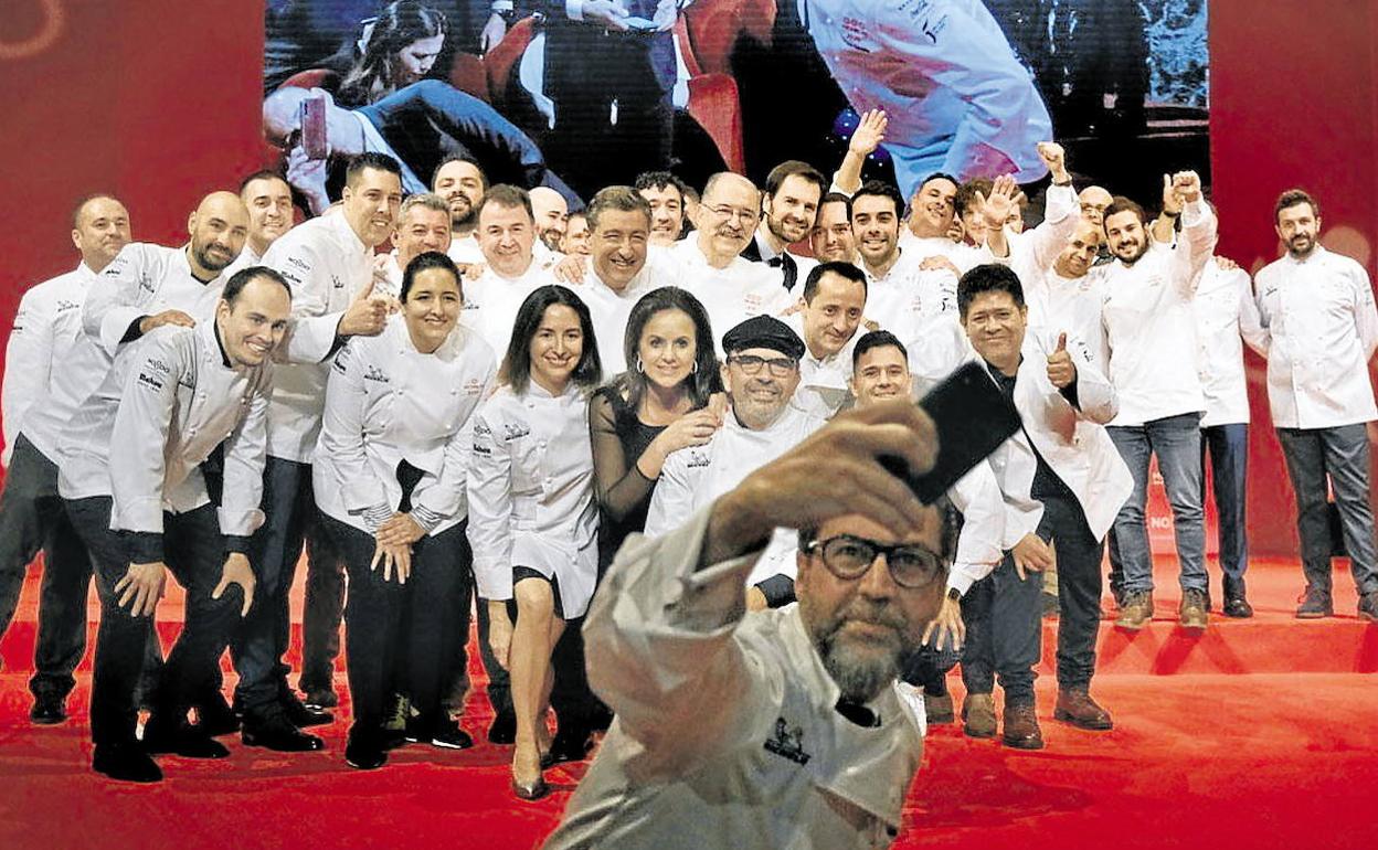 Un grupo de chefs galardonados posa para el tradicional selfie de Quique Dacosta durante la gala de 2019.