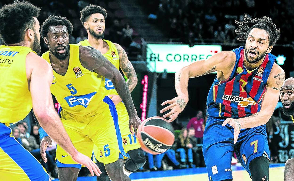 Henry trata de meter un balón al poste bajo en el partido contra Maccabi de la temporada pasada