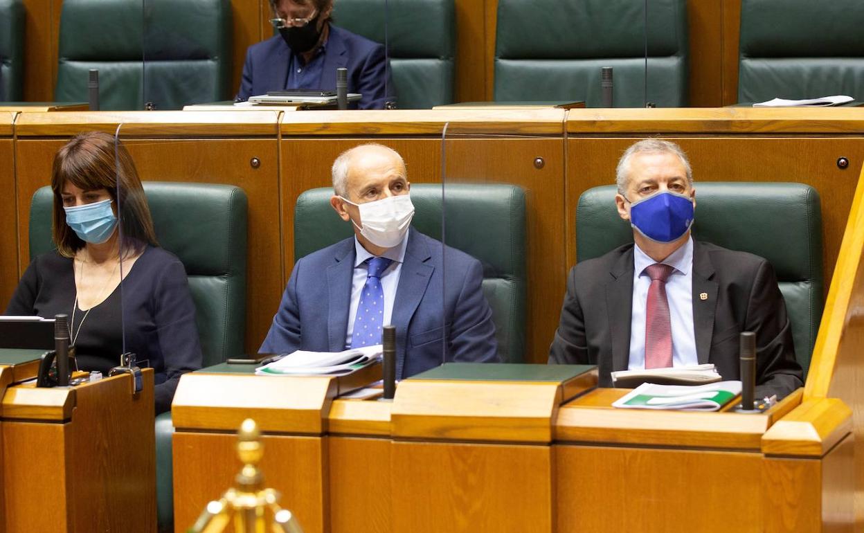Idoia Mendia, Josu Erkoreka e Iñigo Urkullu, en un pleno anterior en el Parlamento vasco. 