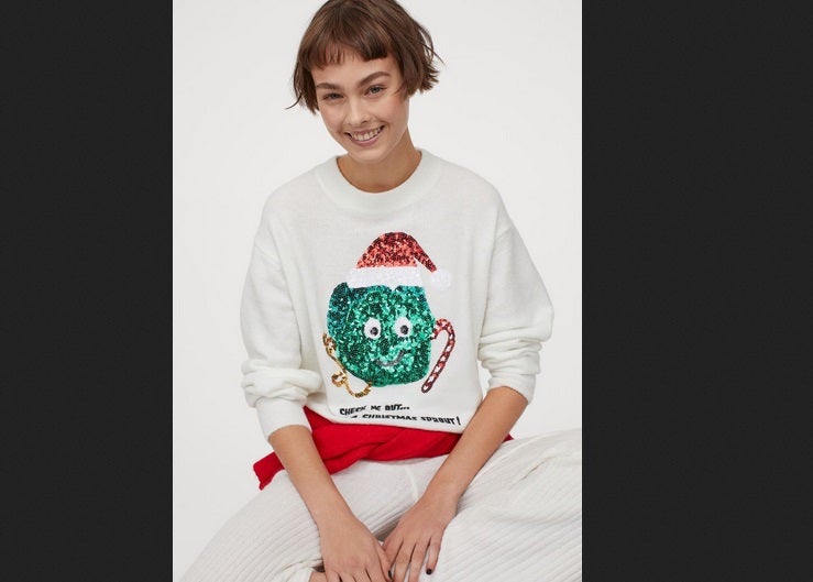 De H&M también es este modelo en punto suave con lana en la trama y motivos de lentejuelas. Si no eres muy amiga de estas fiestas este es tu jersey, con un divertido Grinch. Confeccionado con poliéster reciclado su precio es 19,99 euros.