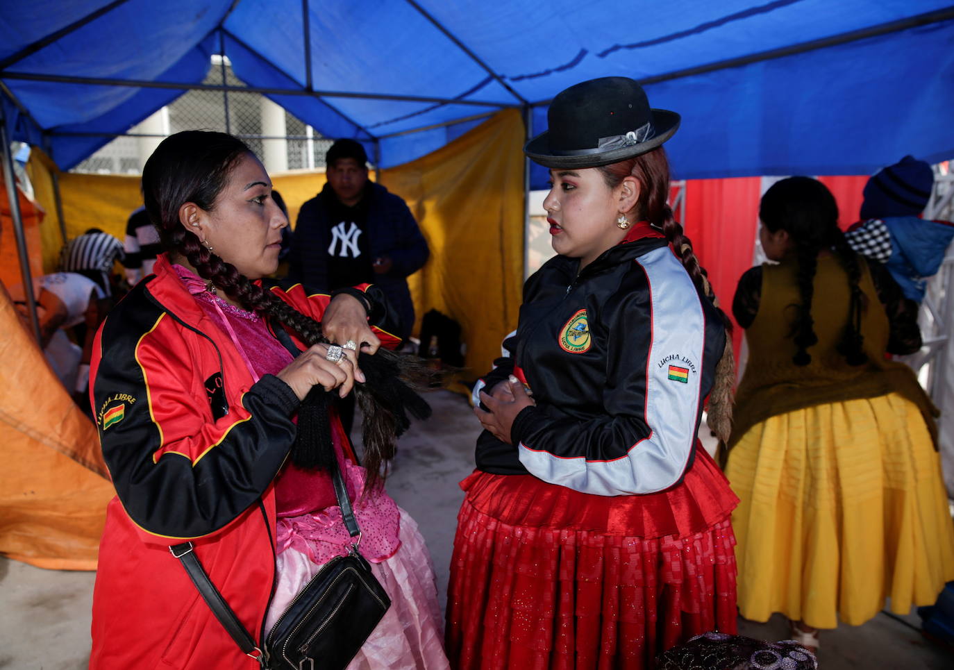 Gloria y Verónica, luchadoras cholitas, conversan antes de su pelea 