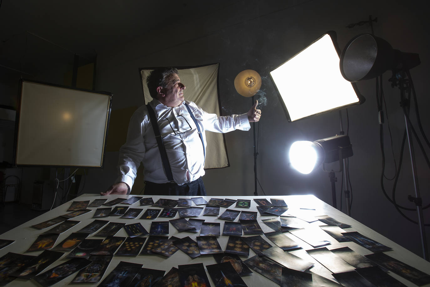 El fotógrafo juega con la luz en su estudio de la capital alavesa.