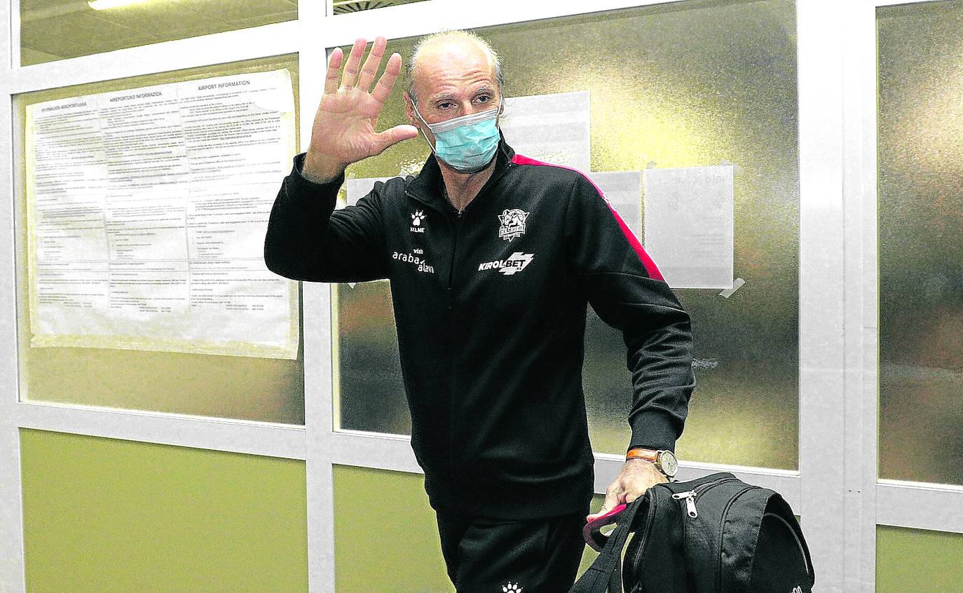 Dusko Ivanovic saluda a su llegada a Vitoria tras conquistar la liga en Valencia