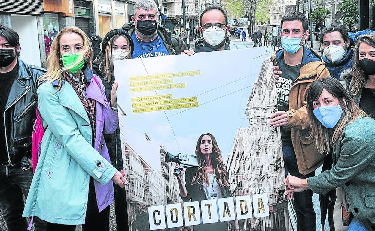 Los realizadores Urkijo, Myriam Ballesteros, Ruiz de Austri, Sojo, Aitor López de Aberásturi, Andoni Martínez, Imanol Ortiz, Urresola y la productora Olatz Alonso con el cartel del festival de cortos. 