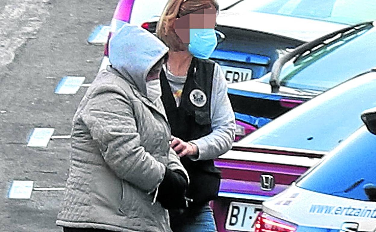 Soraya H.M., acompañada por una ertzaina, durante el registro en el piso en el que convivía con la víctima en Barakaldo. 