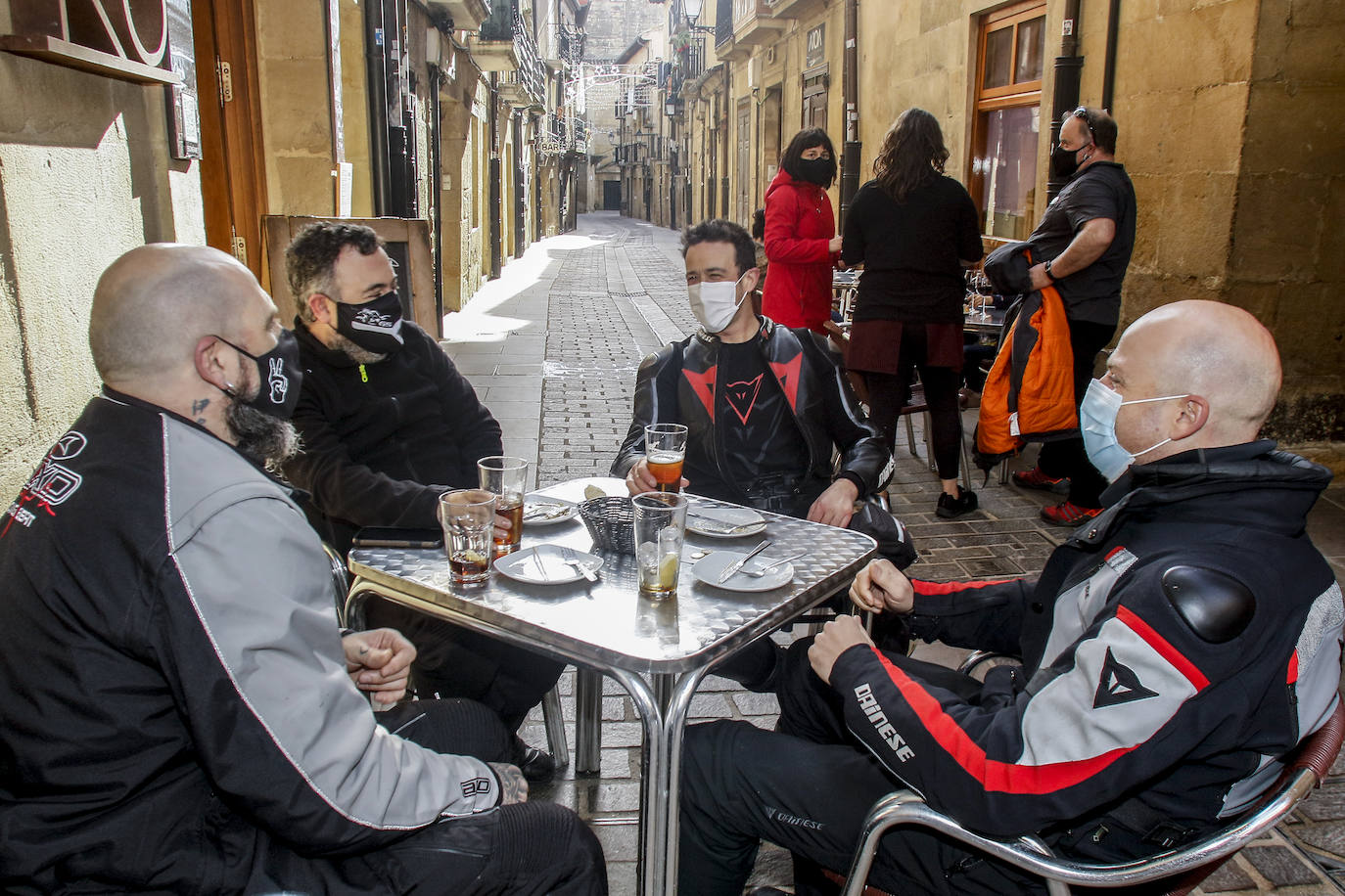 En Laguardia también han aprovechado vecinos y visitantes para disfrutar de las terrazas y de los paseos por la localidad. 