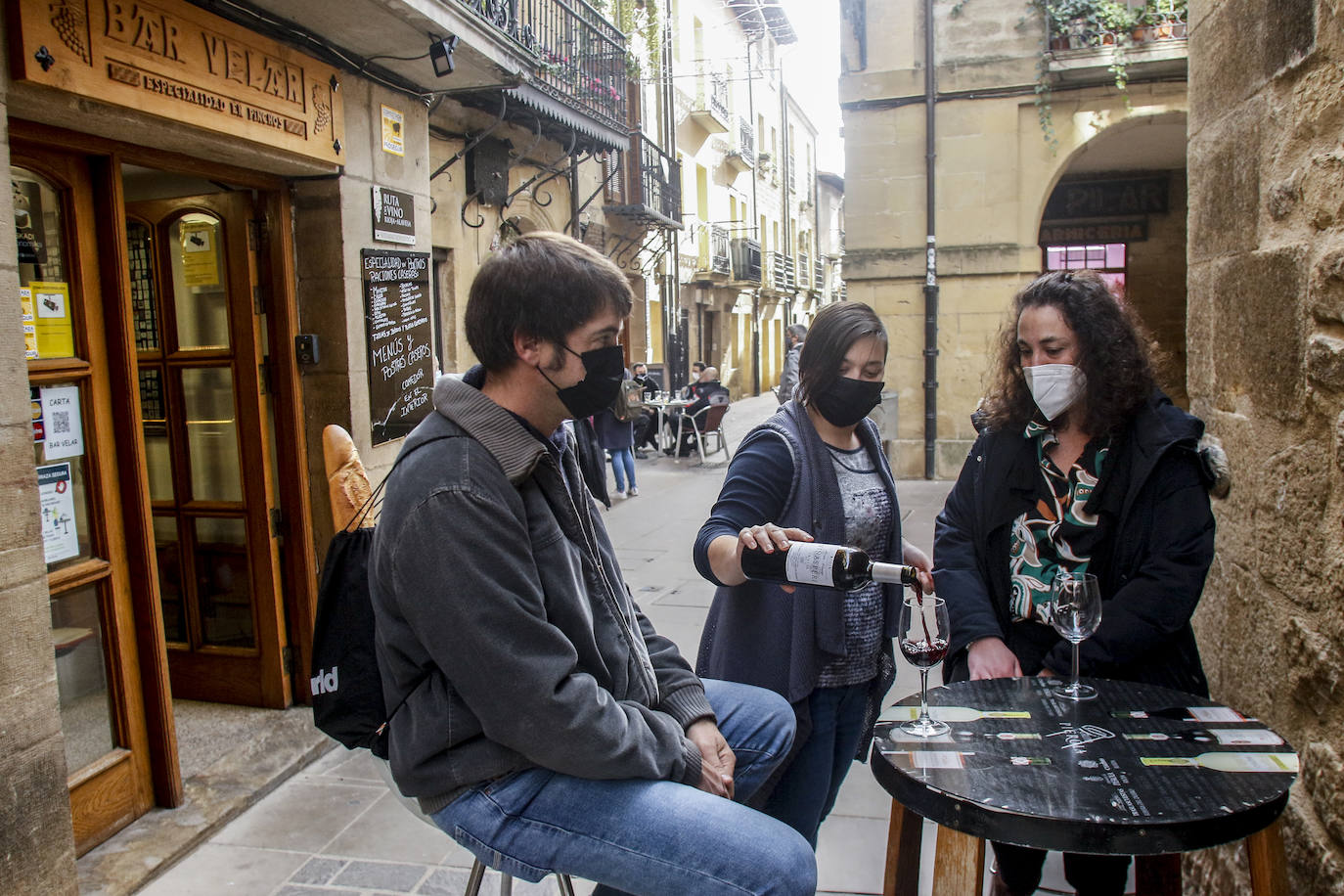 En Laguardia también han aprovechado vecinos y visitantes para disfrutar de las terrazas y de los paseos por la localidad. 