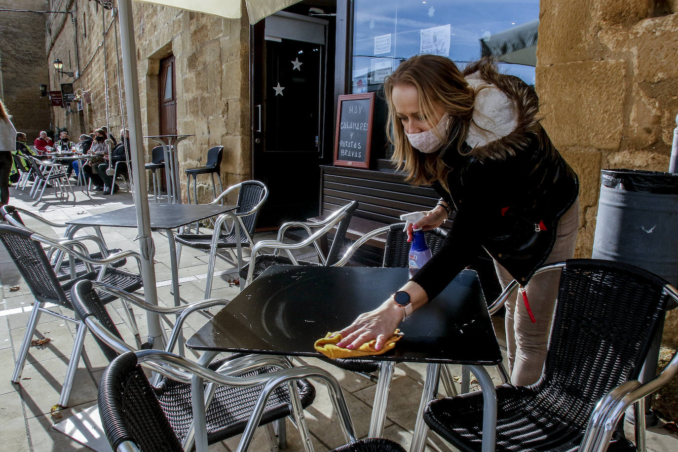 En Laguardia también han aprovechado vecinos y visitantes para disfrutar de las terrazas y de los paseos por la localidad. 