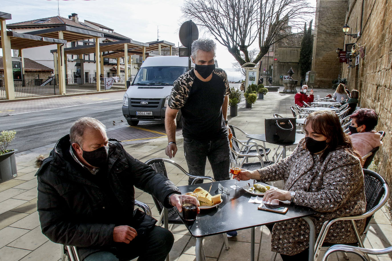 En Laguardia también han aprovechado vecinos y visitantes para disfrutar de las terrazas y de los paseos por la localidad. 