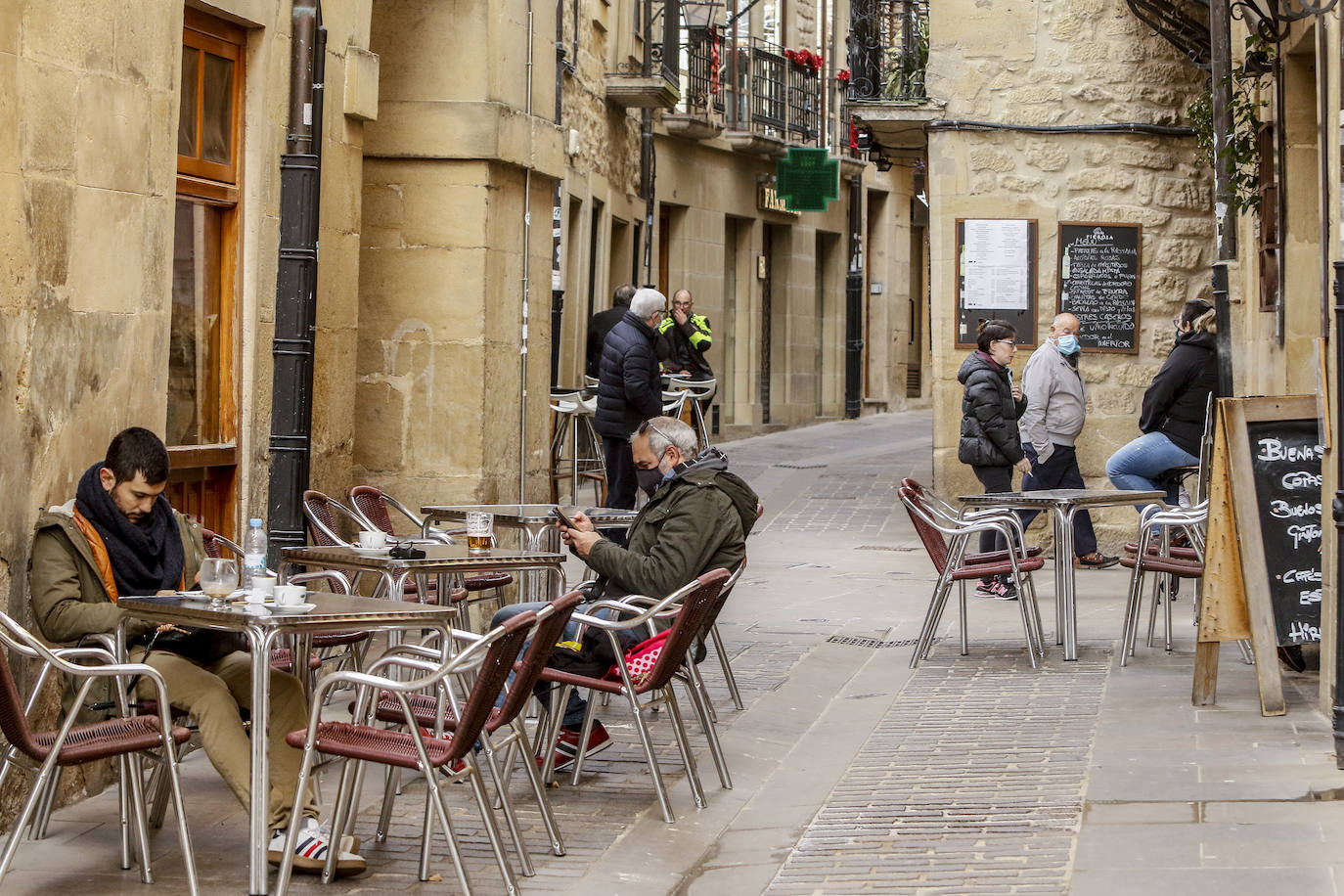 En Laguardia también han aprovechado vecinos y visitantes para disfrutar de las terrazas y de los paseos por la localidad. 