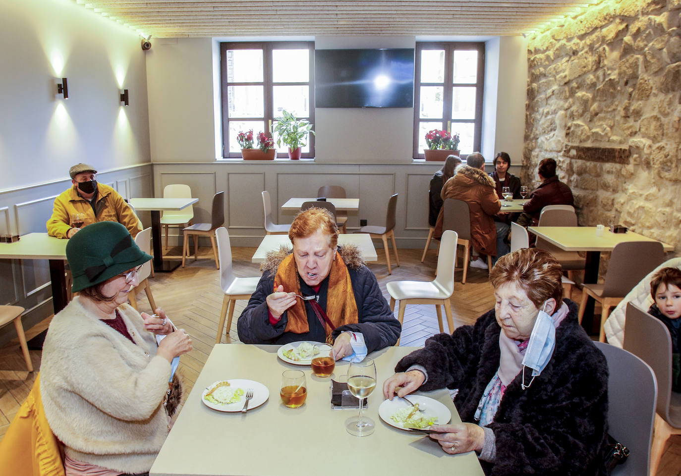 En Laguardia también han aprovechado vecinos y visitantes para disfrutar de las terrazas, los bares y de los paseos por la localidad. 