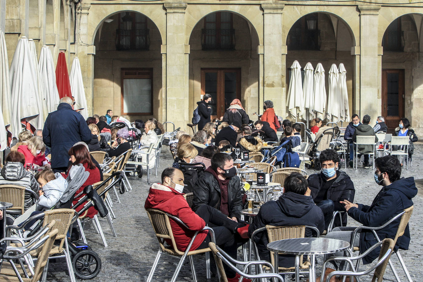 La tregua que ha dado la lluvia ha animado a los vitorianos a ocupar las terrazas.