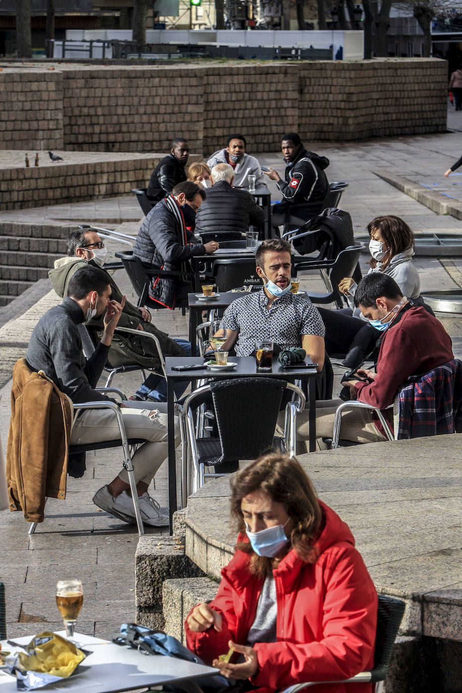 La tregua que ha dado la lluvia ha animado a los vitorianos a ocupar las terrazas.