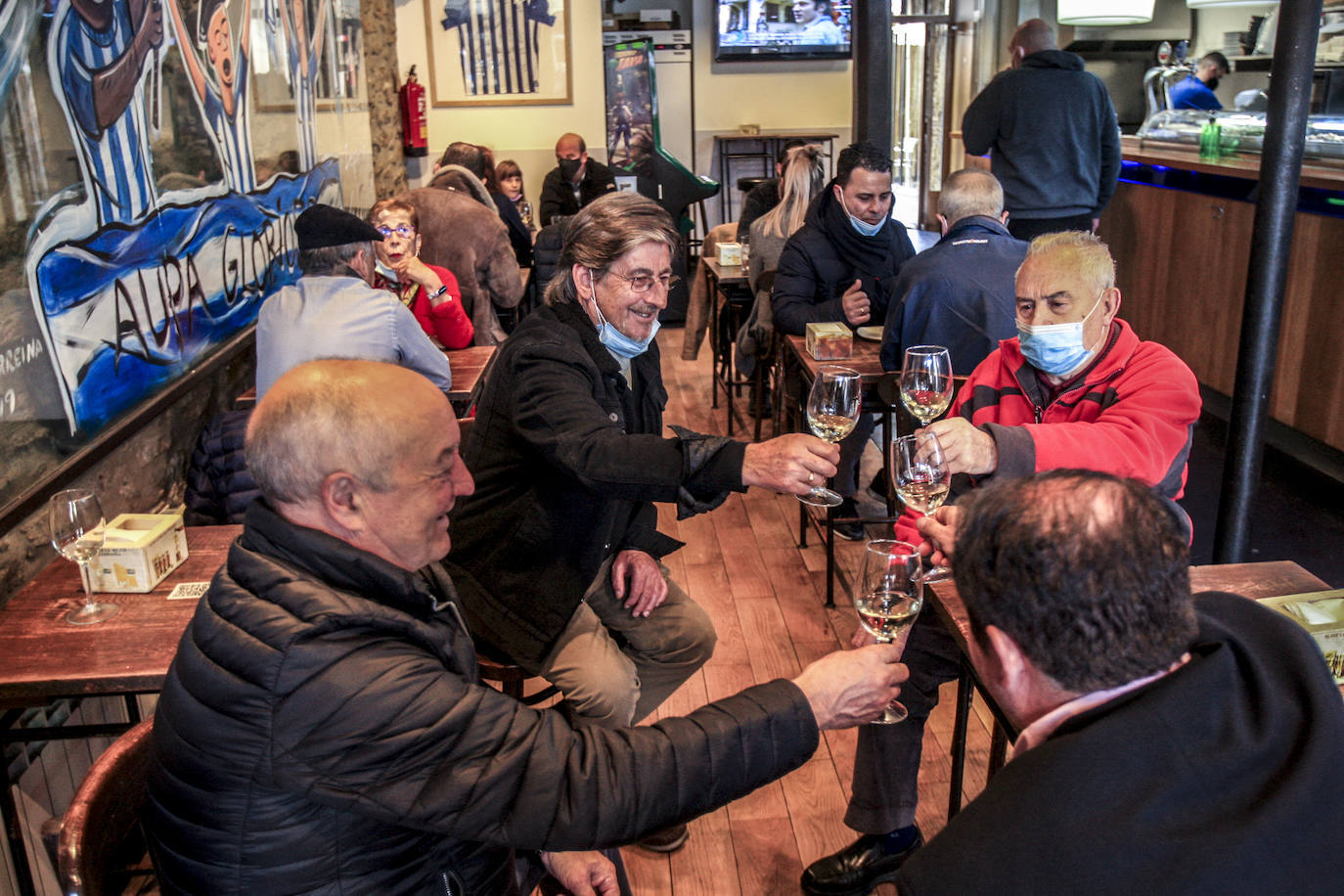 Los vitorianos han disfrutado del reencuentro en los bares. 