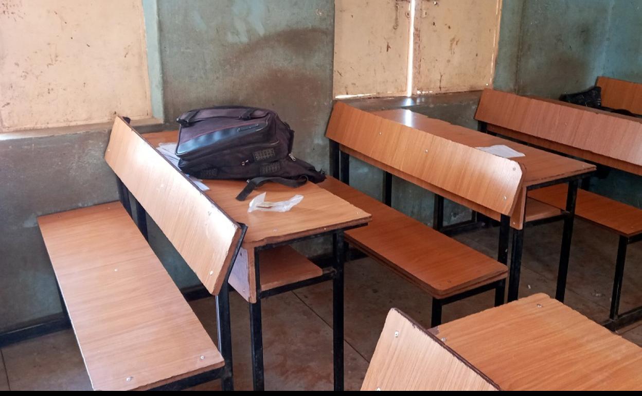 Una mochila un aula vacía en la escuela secundaria Government Science de Kankara, Nigeria, tras el ataque. 