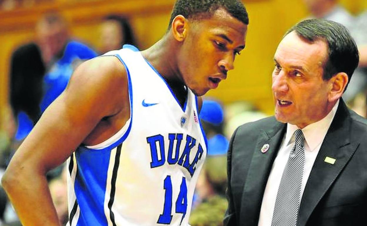Mike Krzyzewski da instrucciones a Rasheed Sulaimon cuando aún defendía la camiseta de Duke. 