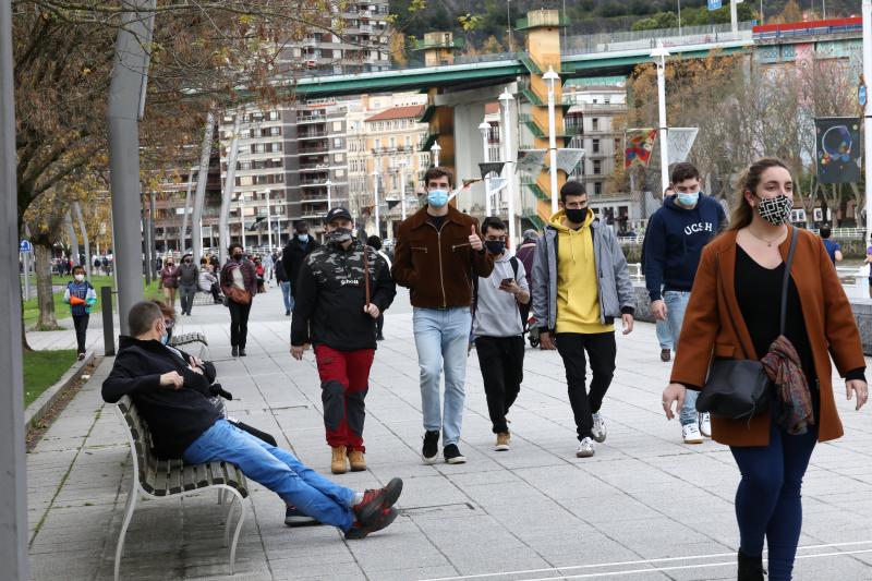 Fotos: Los vizcaínos aprovechan el buen tiempo y la reapertura de la movilidad y la hostelería para echarse a la calle