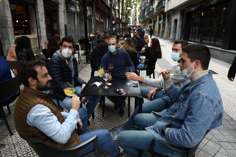 Fotos: Los vizcaínos aprovechan el buen tiempo y la reapertura de la movilidad y la hostelería para echarse a la calle