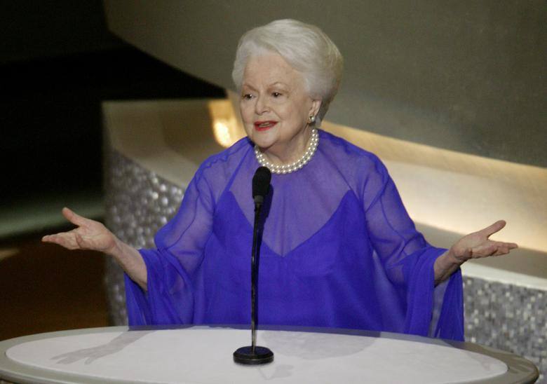 La estrella de "Lo que el viento se llevó", Olivia de Havilland, de 104 años. Considerada la última actriz superviviente de la Edad de Oro de Hollywood, la carrera de actor de De Havilland incluyó dos premios de la Academia y una victoria sobre el sistema de estudios de Hollywood. Llamó la atención por primera vez interpretando al capa y espada Errol Flynn en una serie de películas que comenzaron en la década de 1930 antes de su papel perdurable como la recatada belle sureña Melanie en "Lo que el viento se llevó" en 1939.