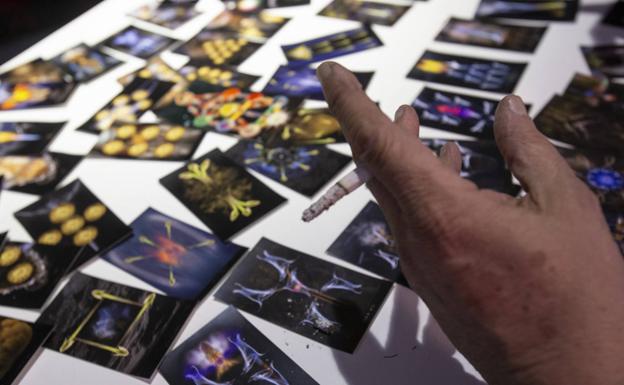 Imagen principal - Detalles de la baraja, de esquemas cabalísticos y de un alfabeto automático, en el estudio de San Millán.