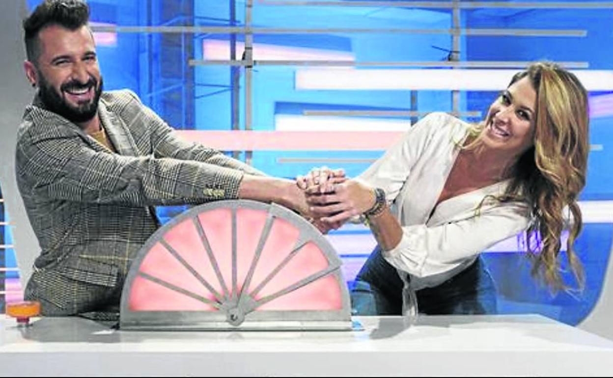 Igor Siguero y Ainhoa Sánchez presentan el concurso. 