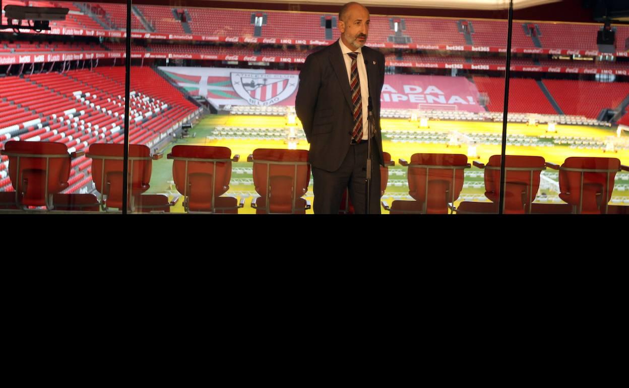 El presidente del Athletic posa delante de San Mamés.