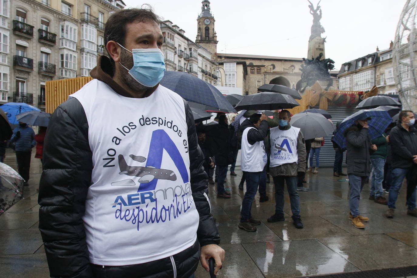 Trabajadores de Aernnova, en la concentración del pasado sábado en la plaza de la Virgen Blanca.