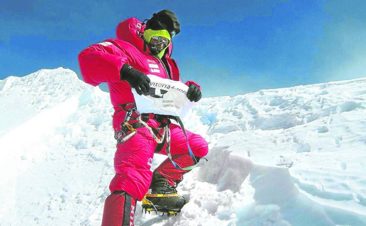 Juanito Oiarzabal, en la cumbre del Annapurna en 2010. 