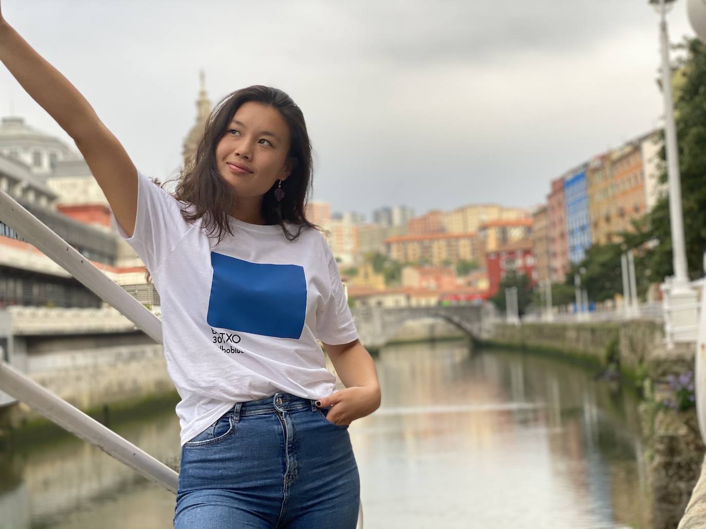 Fotos: Desde el Bosque de Oma hasta el color &#039;Bilboblue&#039;: las camisetas y bolsas de tres amigos inspiradas en la cultura vasca