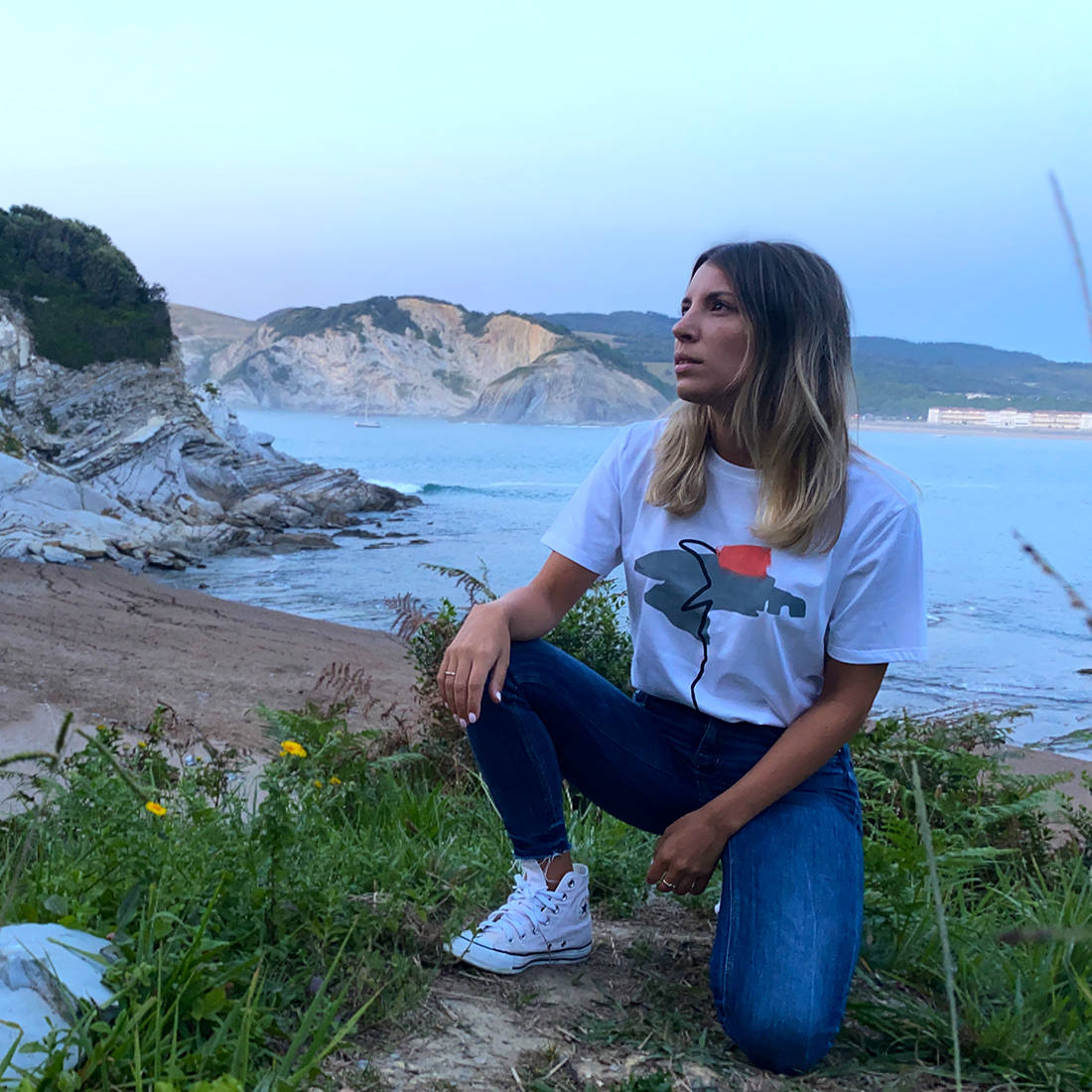 Fotos: Desde el Bosque de Oma hasta el color &#039;Bilboblue&#039;: las camisetas y bolsas de tres amigos inspiradas en la cultura vasca