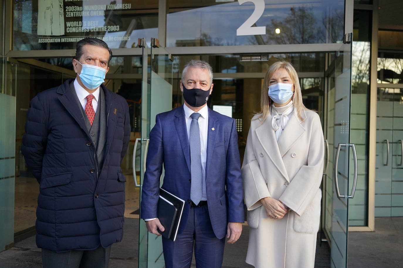 Enrique de Ybarra, presidente de El Correo, el lehendakari Iñigo Urkullu, y Patricia Arias, directora territorial del Banco Santander en el País Vasco.