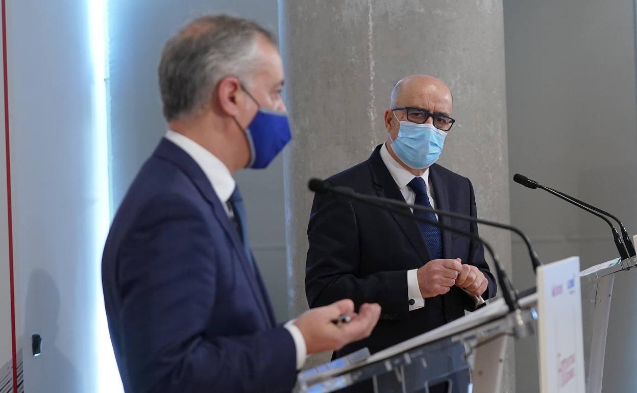 El lehendakari Iñigo Urkullu conversa con el director de EL CORREO, José Miguel Santamaría, en el Foro Expectativas.