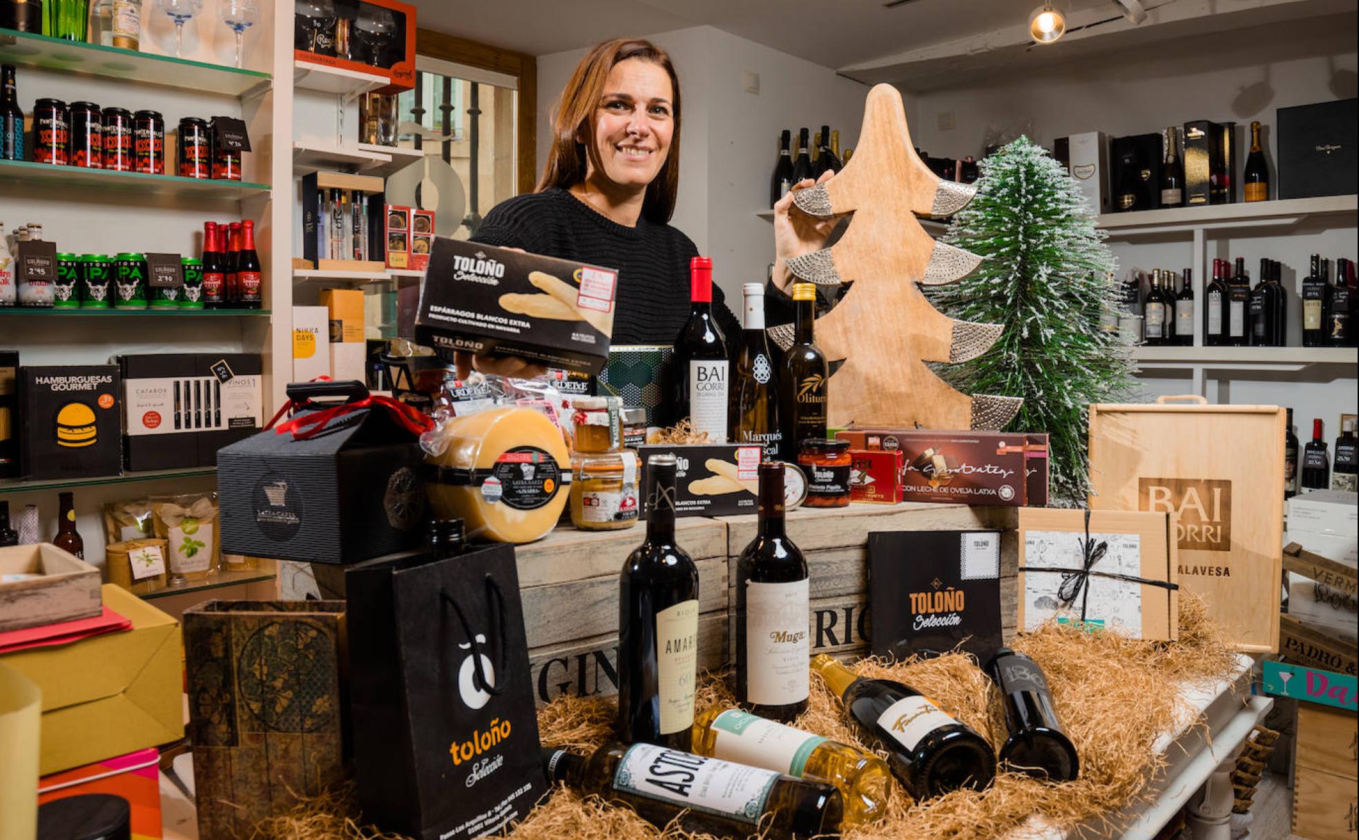 Sonia Fuentes regenta en Vitoria un establecimiento de venta de lotes de viandas y vinos. 