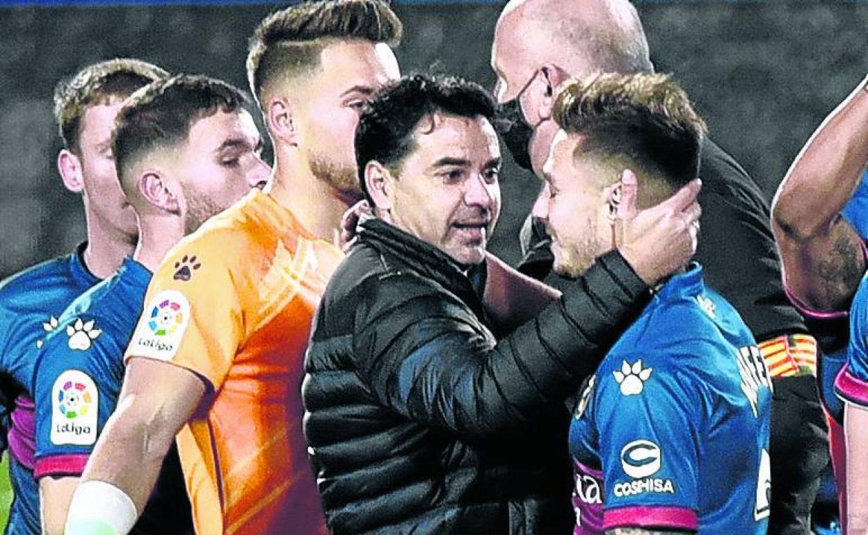 Míchel, técnico del Huesca, felicita a los suyos tras un triunfo.