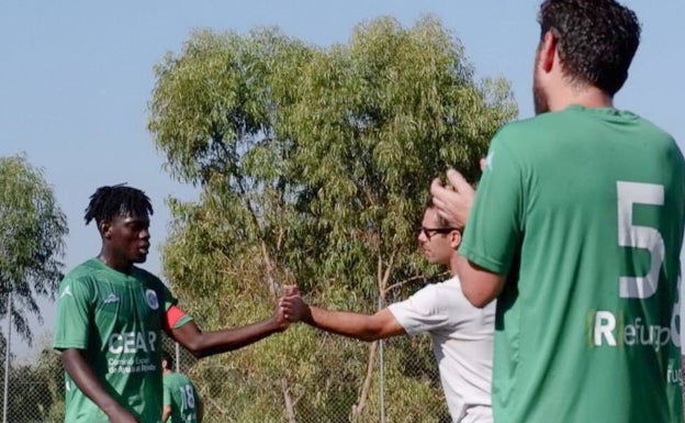 Amadou sale del campo.