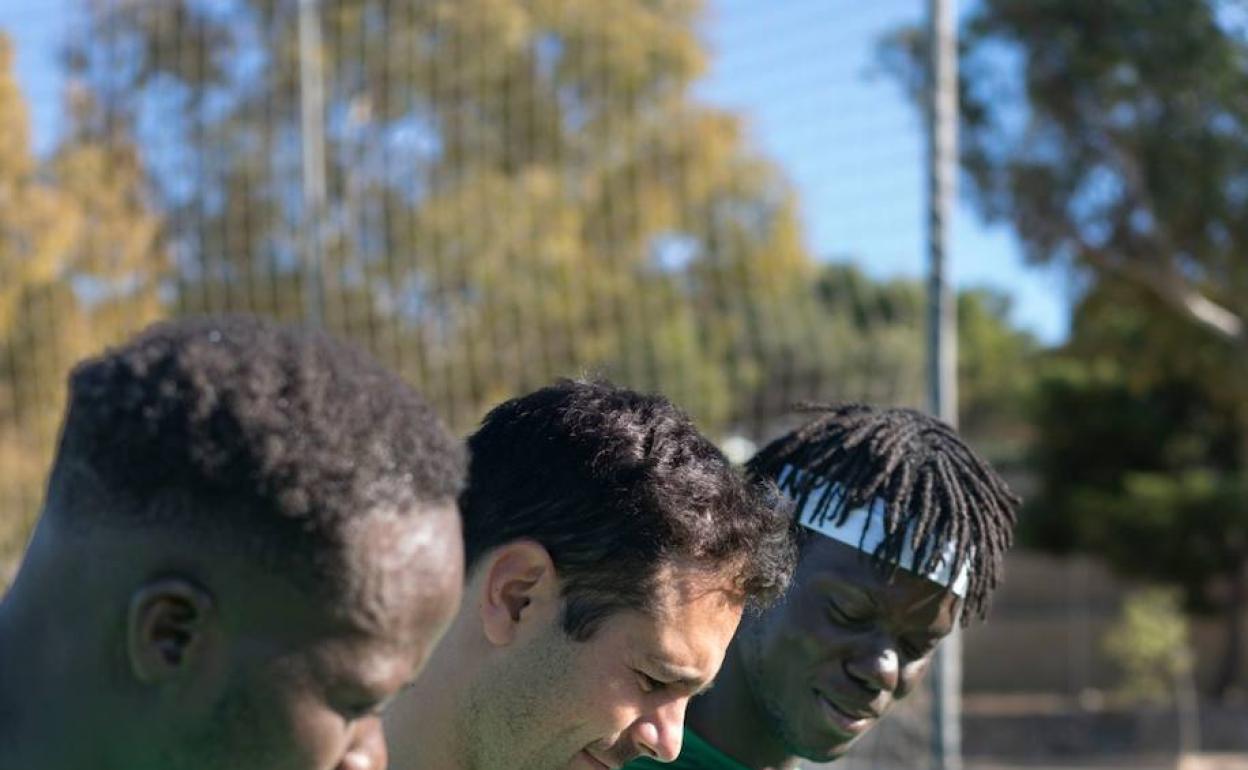 Cece Moussa, Carlos Ortega, el entrenador, y Amadou Sara, integrantes del equipo de Cear. 