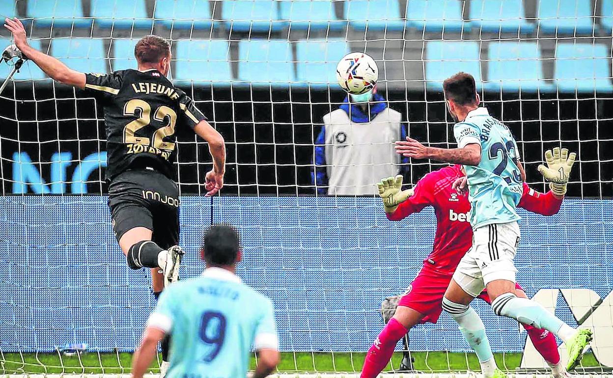 Brais Méndez bate de cabeza a Pacheco después de que el centro de Olaza superara a Lejeune por alto.