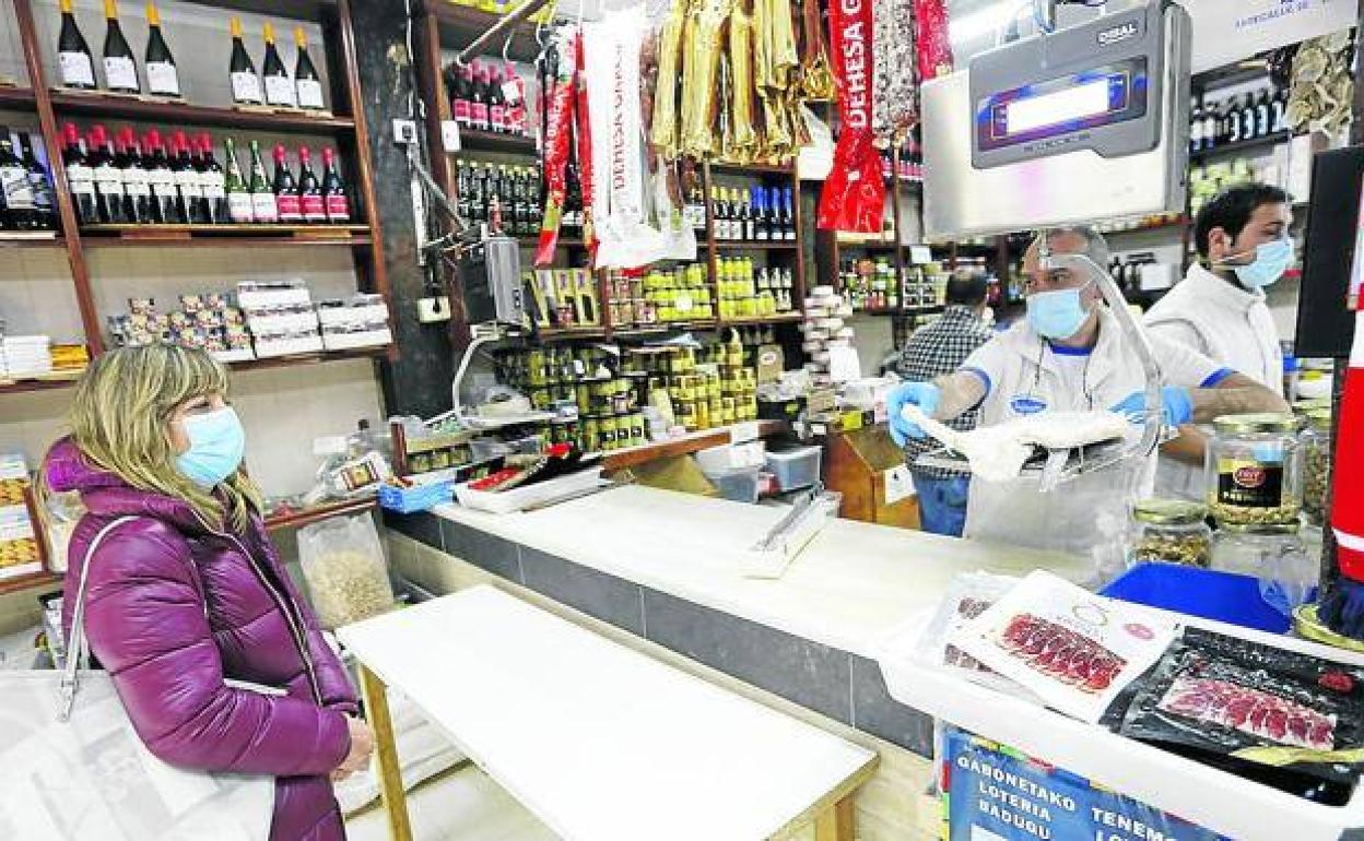 Una mujer hace la compra en una tienda de alimentación del Casco Viejo de Bilbao. 