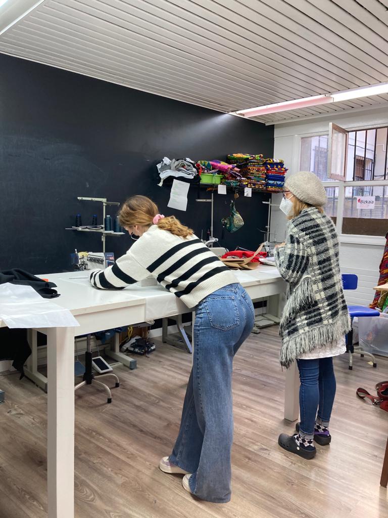 Fotos: La novedosa firma de 4 bilbaínos que tiñen su ropa con…¡aguacate!